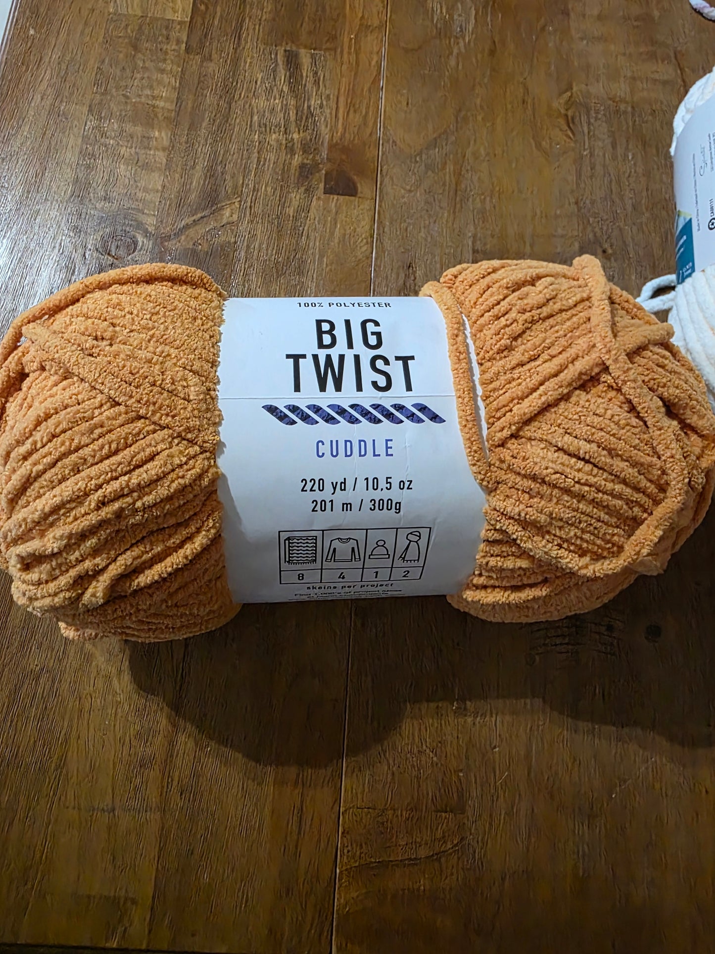 Big Twist cuddle Color Gold 10.5 oz