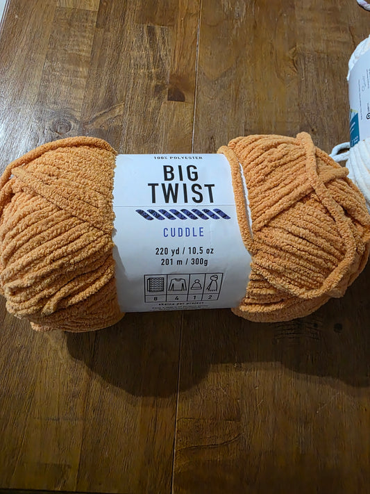 Big Twist cuddle Color Gold 10.5 oz