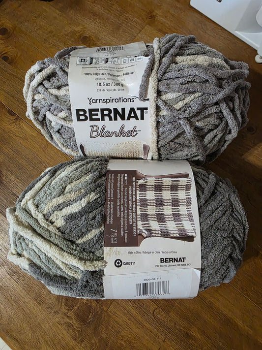 Bernat blanket yarn silver a variated yarn